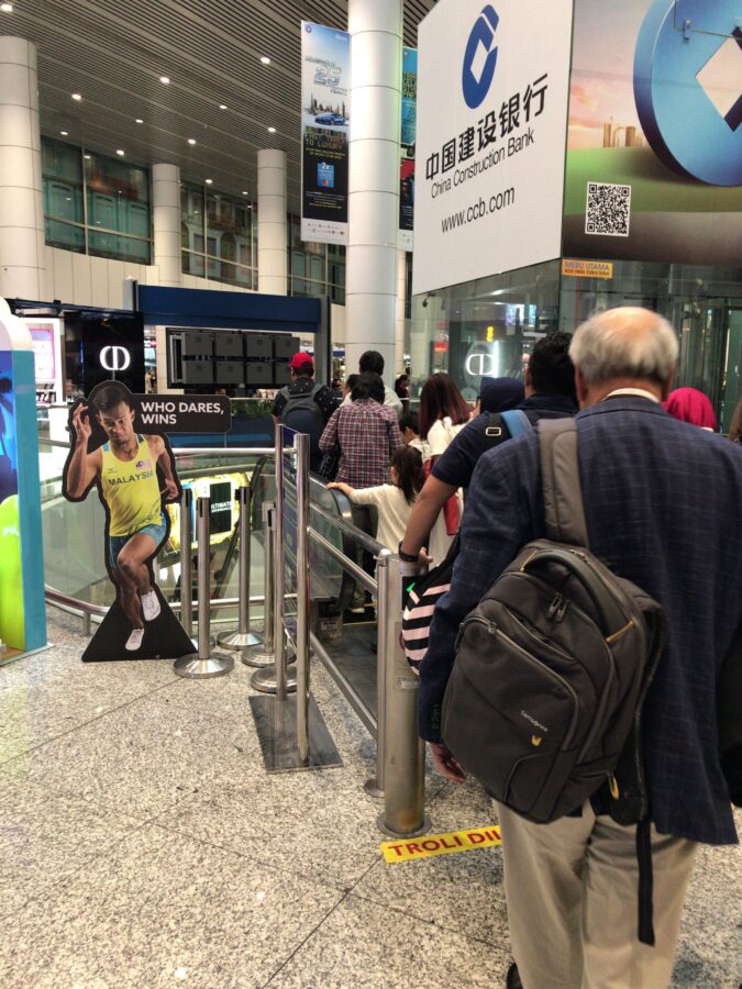 入国審査に向かう