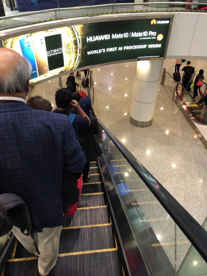 入国審査に向かう