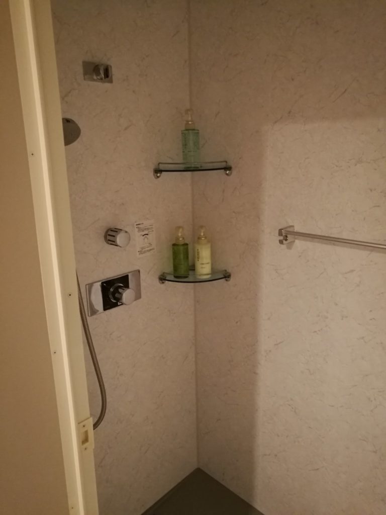 シャワールーム