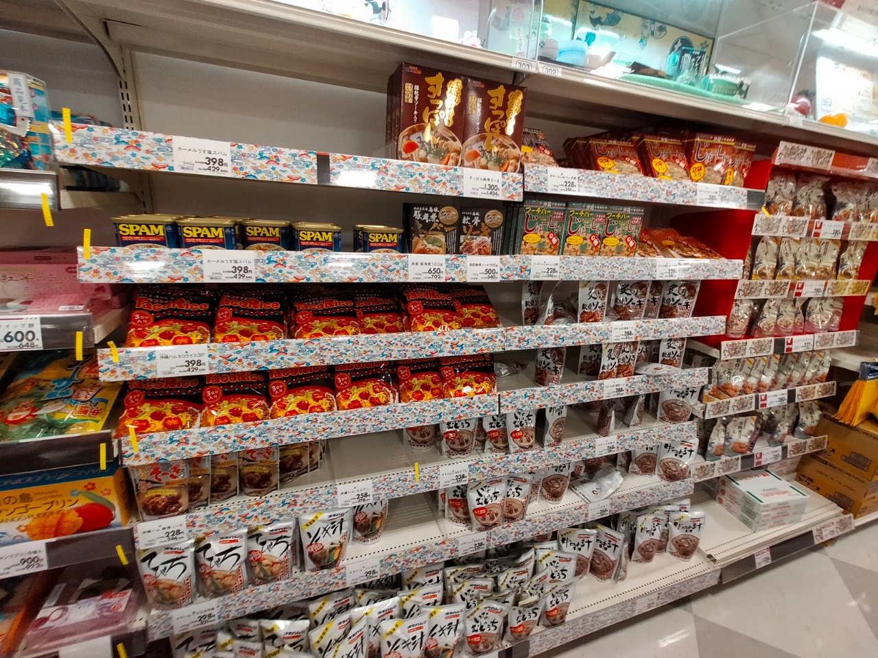 沖縄那覇のおみやげ格安購入には イオン小禄店 が超絶便利 空港間近 行き方 商品を写真で紹介 ばらまきはスーパーで買うのが安い Nanatabi