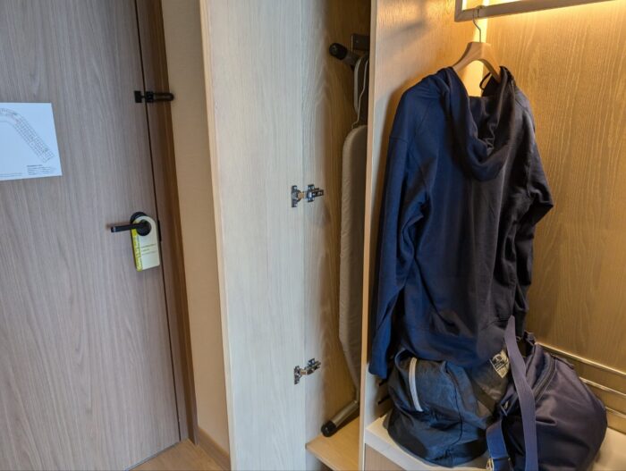 入り口ドアと荷物置きの間の扉内にアイロンが用意