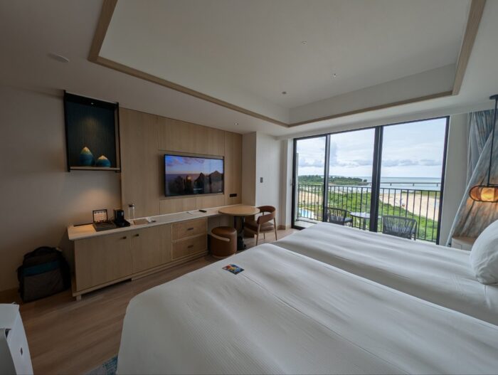 部屋の全景。ベッド側から。
