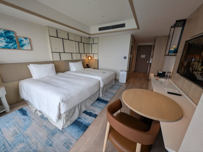 部屋の全景。窓側から。