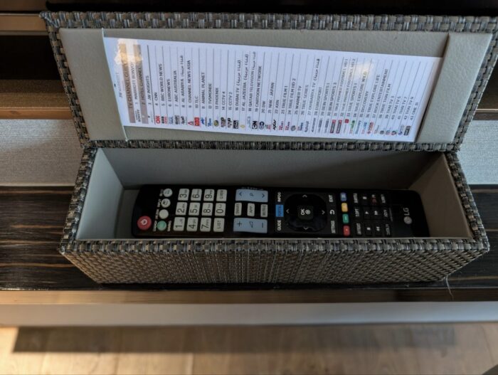 ビジネスデスク・大型テレビ