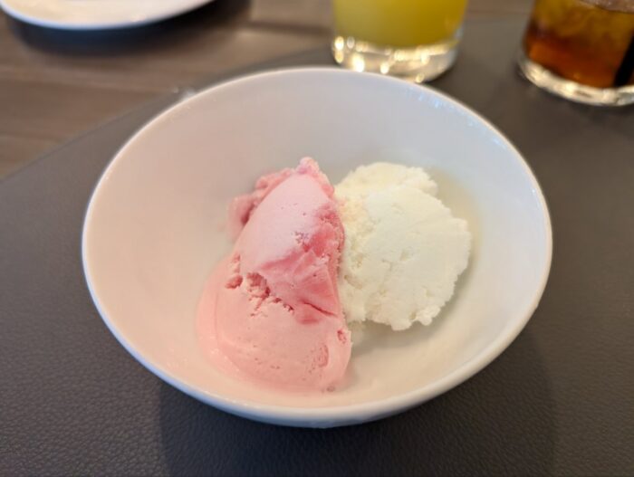 JW CAFEで朝食。