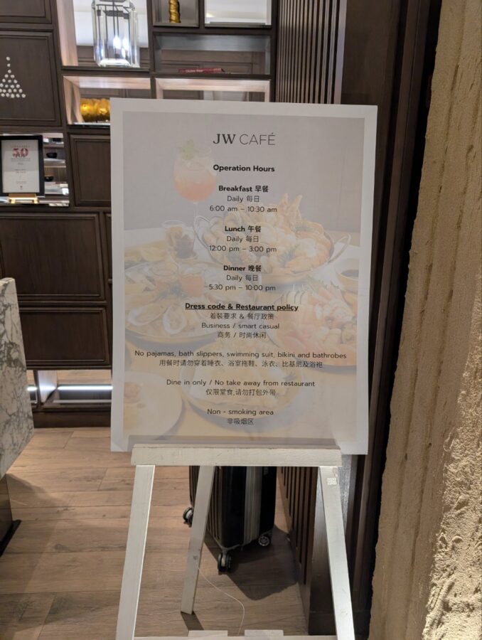 JW CAFEで朝食。