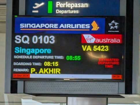 シンガポール航空、SQ103便クアラルンプール-シンガポール行き電光掲示板