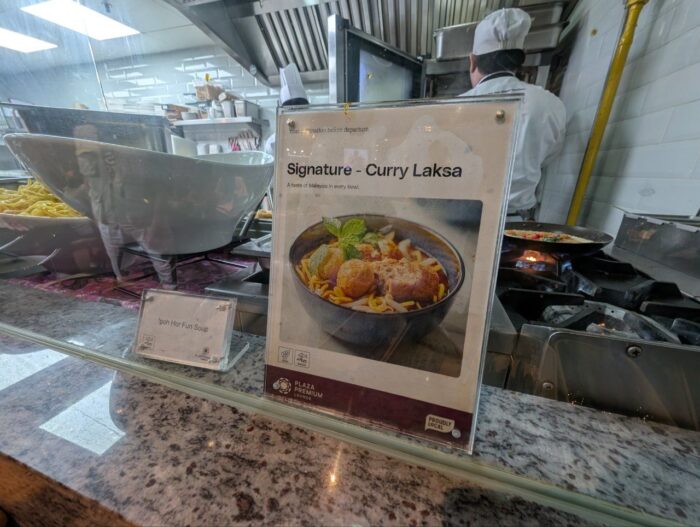 KLIA2プラザプレミアムラウンジのカレーラクサ
