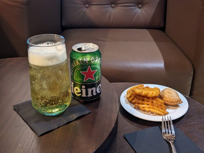 KLIA2スカイスイートエアポートラウンジのフライドポテトとビール