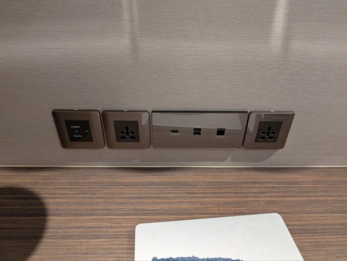 大型テレビとビジネスデスク