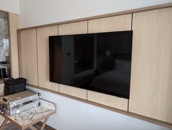 大型テレビとビジネスデスク。