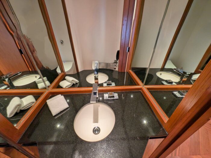 来室者用トイレの化粧台