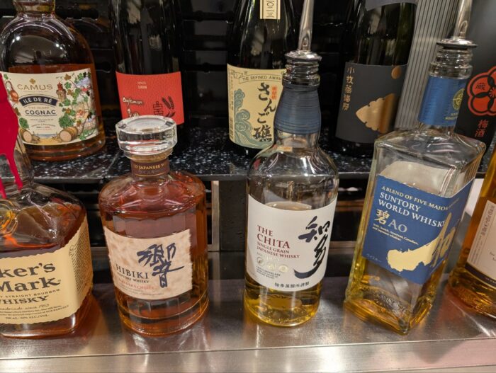 ANAスイートラウンジ内の響や知多などの日本酒が用意された棚
