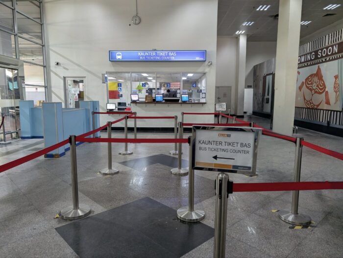 KLIA1バスターミナルでバスチケットを購入するカウンター、カタコト英語でOK