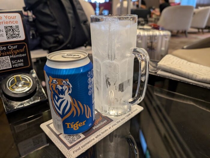 7時になりキンキンに冷えたビールをいただく様子