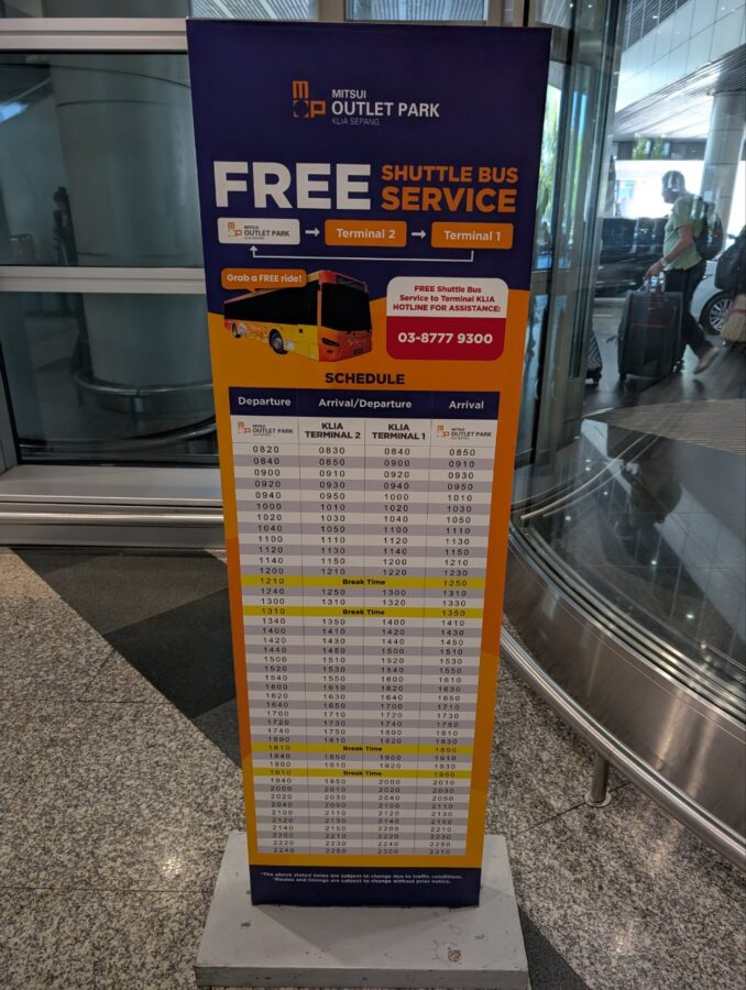 まだ10時でホテルのチェックインまで時間があるため、空港1階から無料送迎バスが出る三井アウトレットパーククアラルンプールへ、時刻表が頻繁にバスが出ている