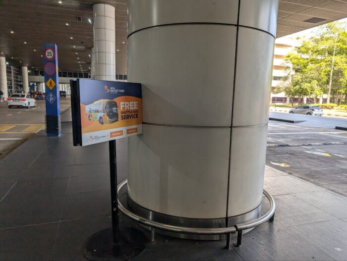 空港1階から外に出て向かいに三井アウトレットパーククアラルンプール行きシャトルバス乗り場がある様子