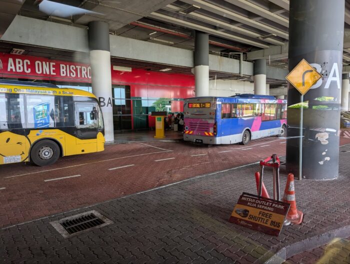 KLIA2の三井アウトレットパーククアラルンプールシャトルバス停、少し分かりにくい
