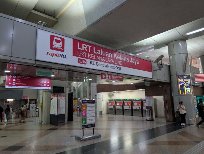 宿泊するマンダリンオリエンタルへはKLCC駅まで、LRTレッドラインを利用