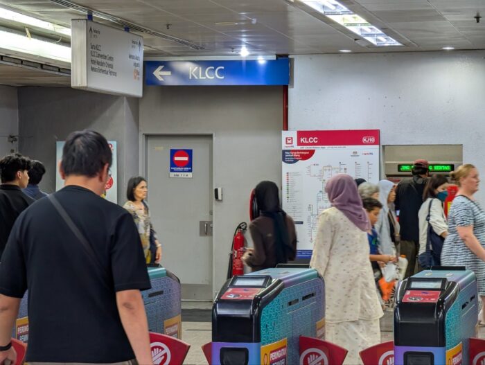KLCC駅到着、KLCC・ペトロナスツインタワー方面はこの案内方面に進む