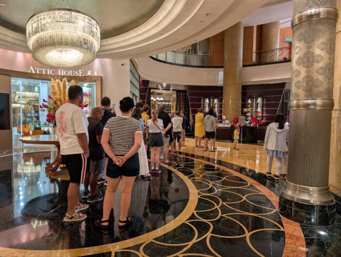 朝食レストラン待ち