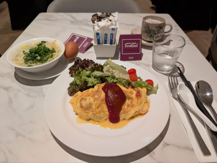 ヒルトンペタリンジャヤの朝食、オムレツが大きすぎて食べるのが大変