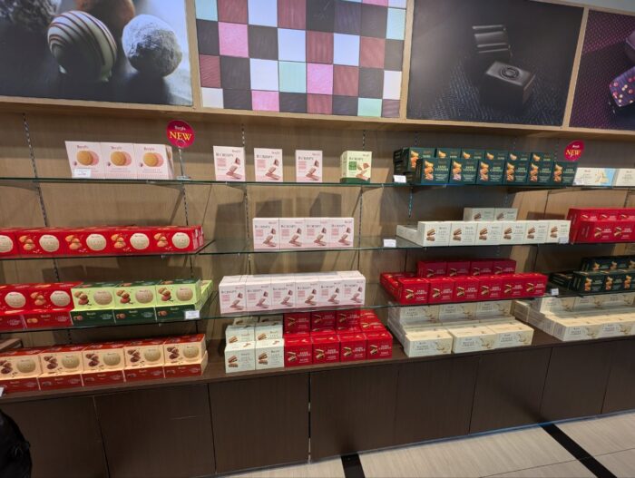 ヒルトンペタリンジャヤからKLIA2に移動、KLIA2のベリーズに新しい商品のクッキー類、とてもおいしい