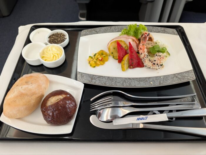 事前予約で機内食は洋食肉料理を選択
