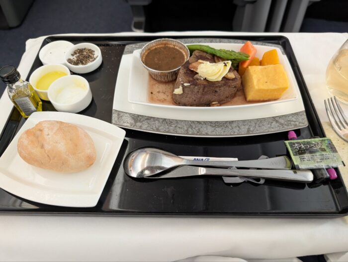 ステーキをお願いしてソース別添え、持参したわさび醤油で食べたかったため、醤油で食べるステーキは美味い