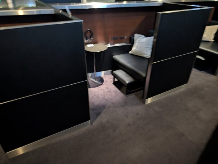 スイートラウンジ半個室席。