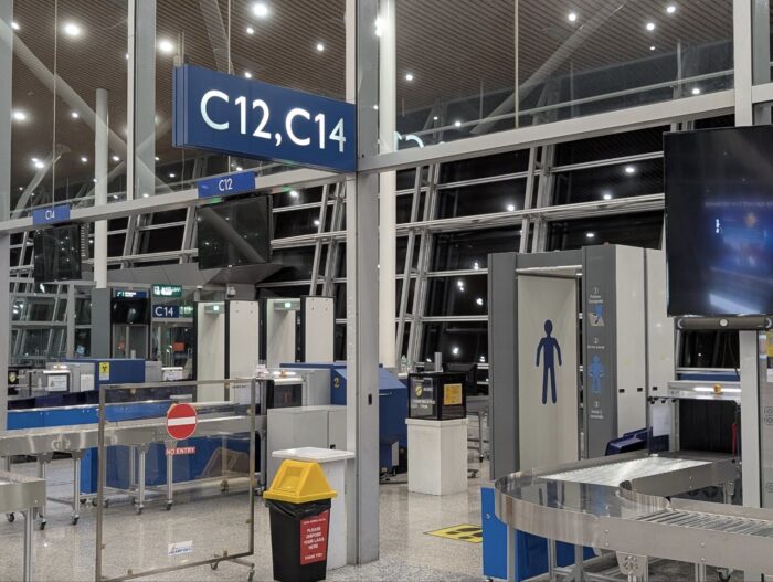 乗り継ぎ便ゲート確認。