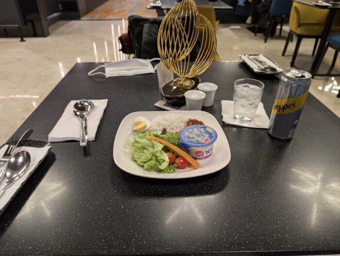 スカイスイートエアポートラウンジ内その2食事。