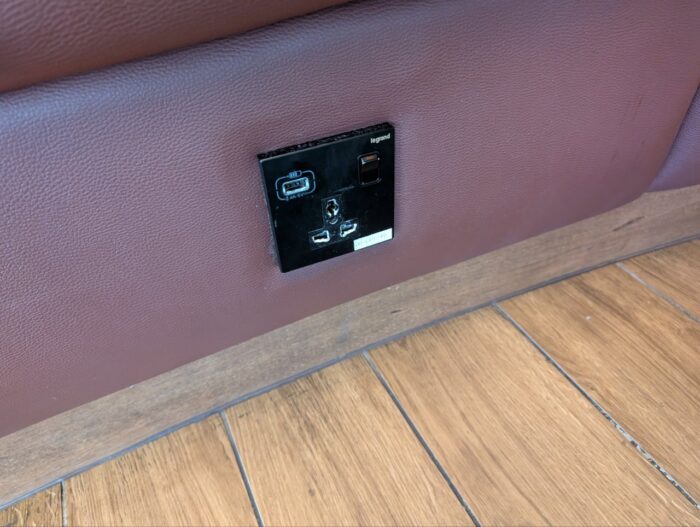 Travel Club Lounge　マルチタイプコンセント。