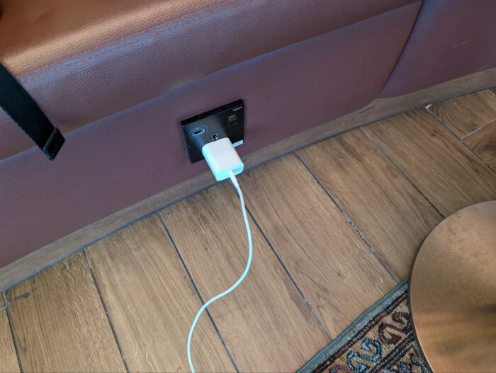 Travel Club Lounge　マルチタイプコンセント充電。