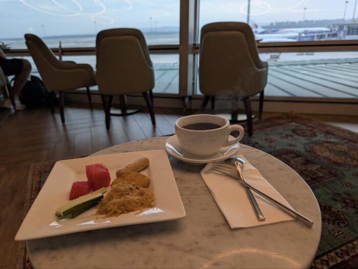 Travel Club Lounge　食事とコーヒー。
