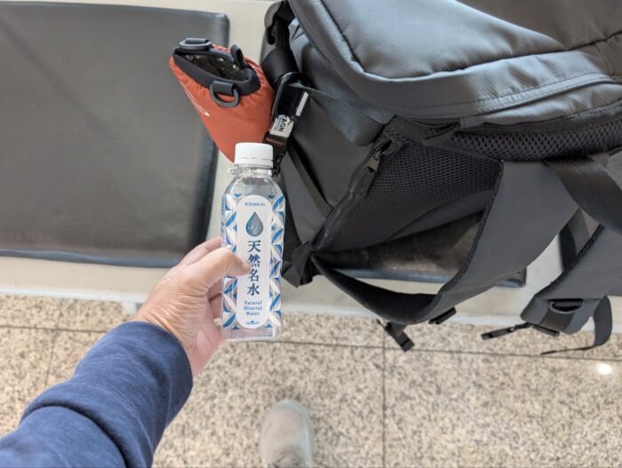 給水用の空のペットボトル持参。