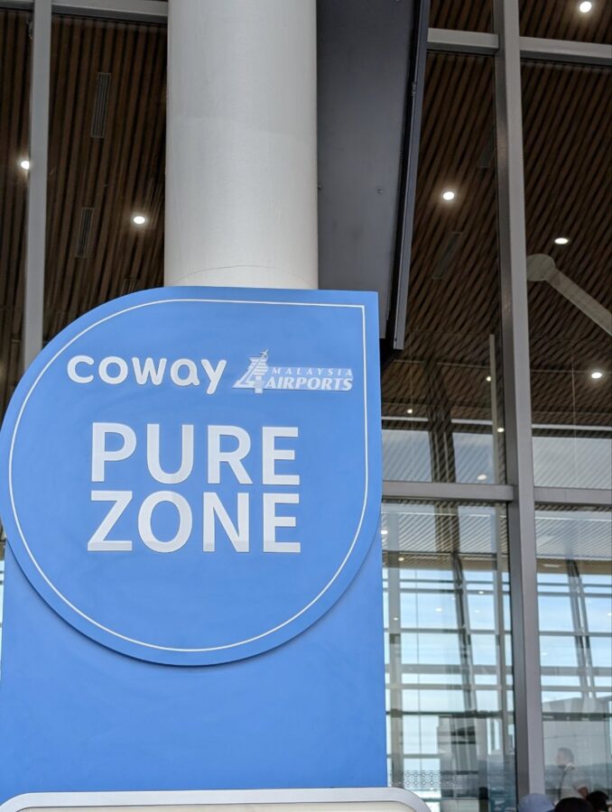 搭乗エリア内給水機。