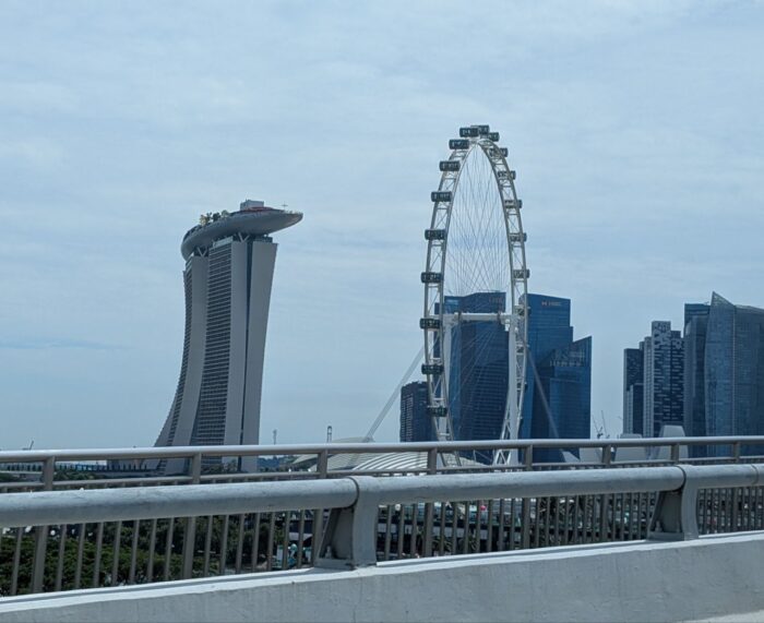 Grab車窓からシンガポールの町並みを見る。